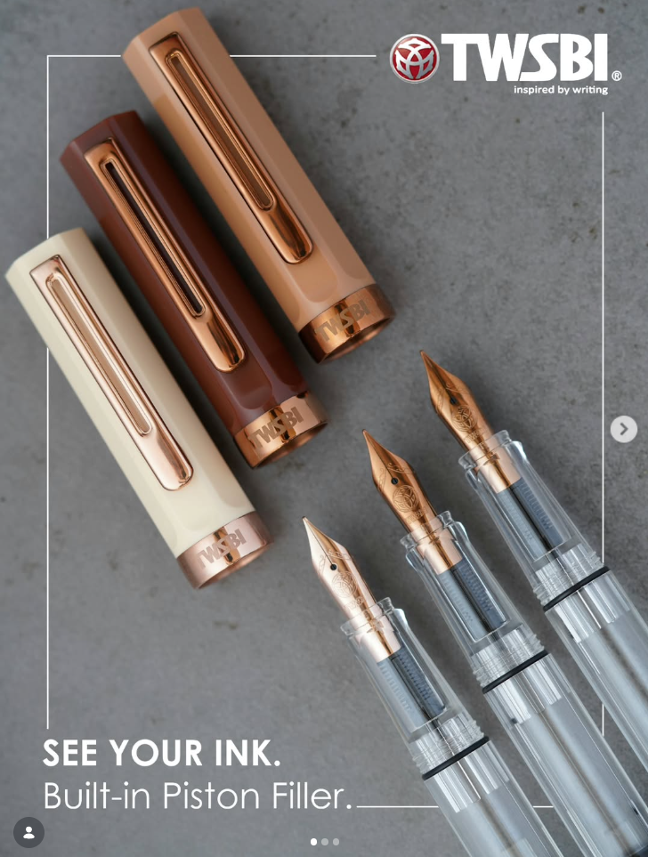 • TWSBI ECO
برای کسی که می‌خواد از همون ابتدا وارد بخش جذاب‌تر دنیای خودنویس‌ها بشه؛
مخزن شفاف، مکانیزم پیستونی داخلی و پر کردن مستقیم قلم از شیشه‌ی جوهر، بدون نیاز به کارتریج.
تنوع سرقلمش از EF تا Stub 1.1 هم دستت رو برای انتخاب باز می‌ذاره