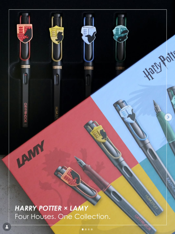 این بار LAMY Safari وارد دنیای Harry Potter شده؛
با یک Special Edition که چهار House معروف هاگوارتز را کنار هم جمع می‌کند:
Gryffindor، Slytherin، Ravenclaw و Hufflepuff.